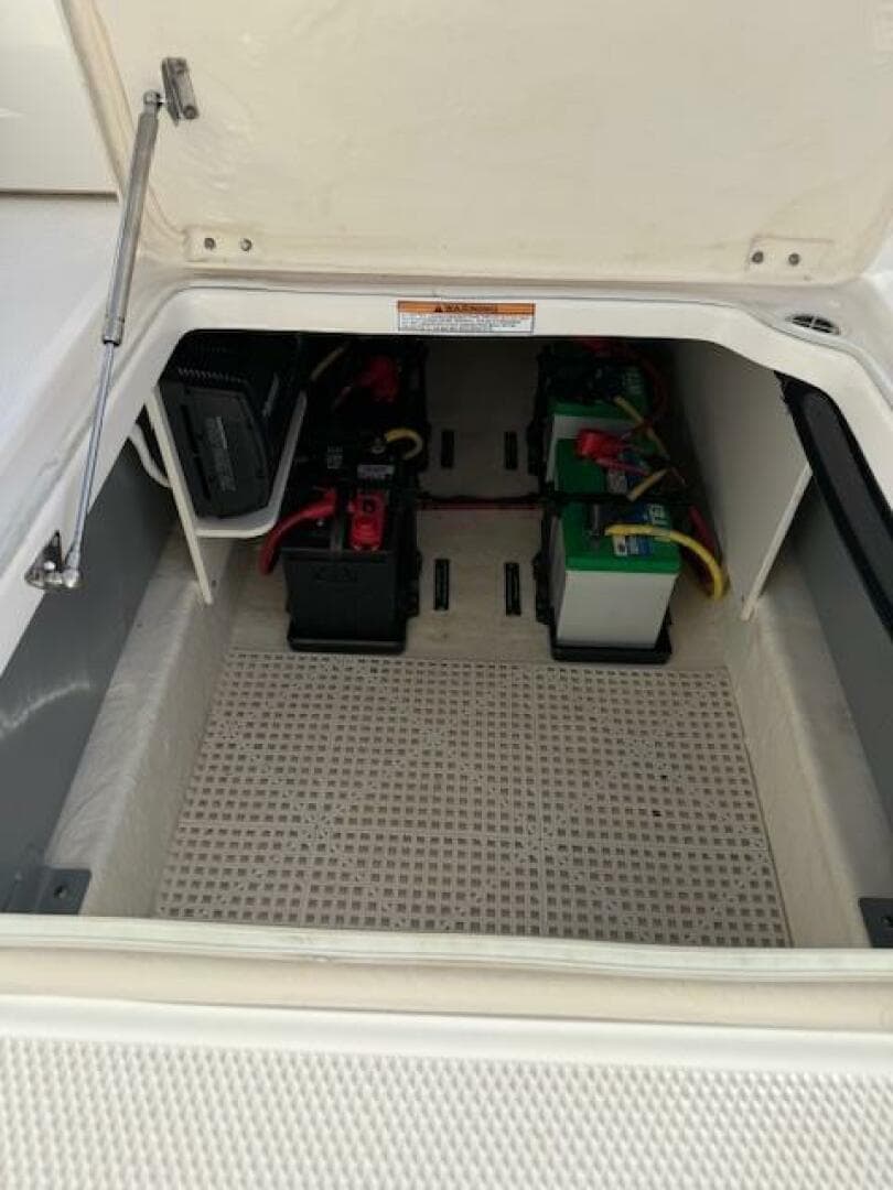 2021 Robalo R317 — photo 12