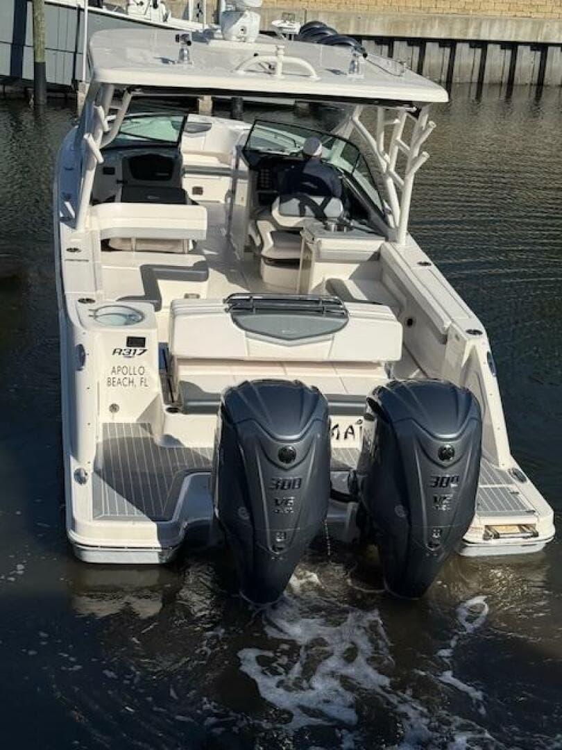 2021 Robalo R317 — photo 22
