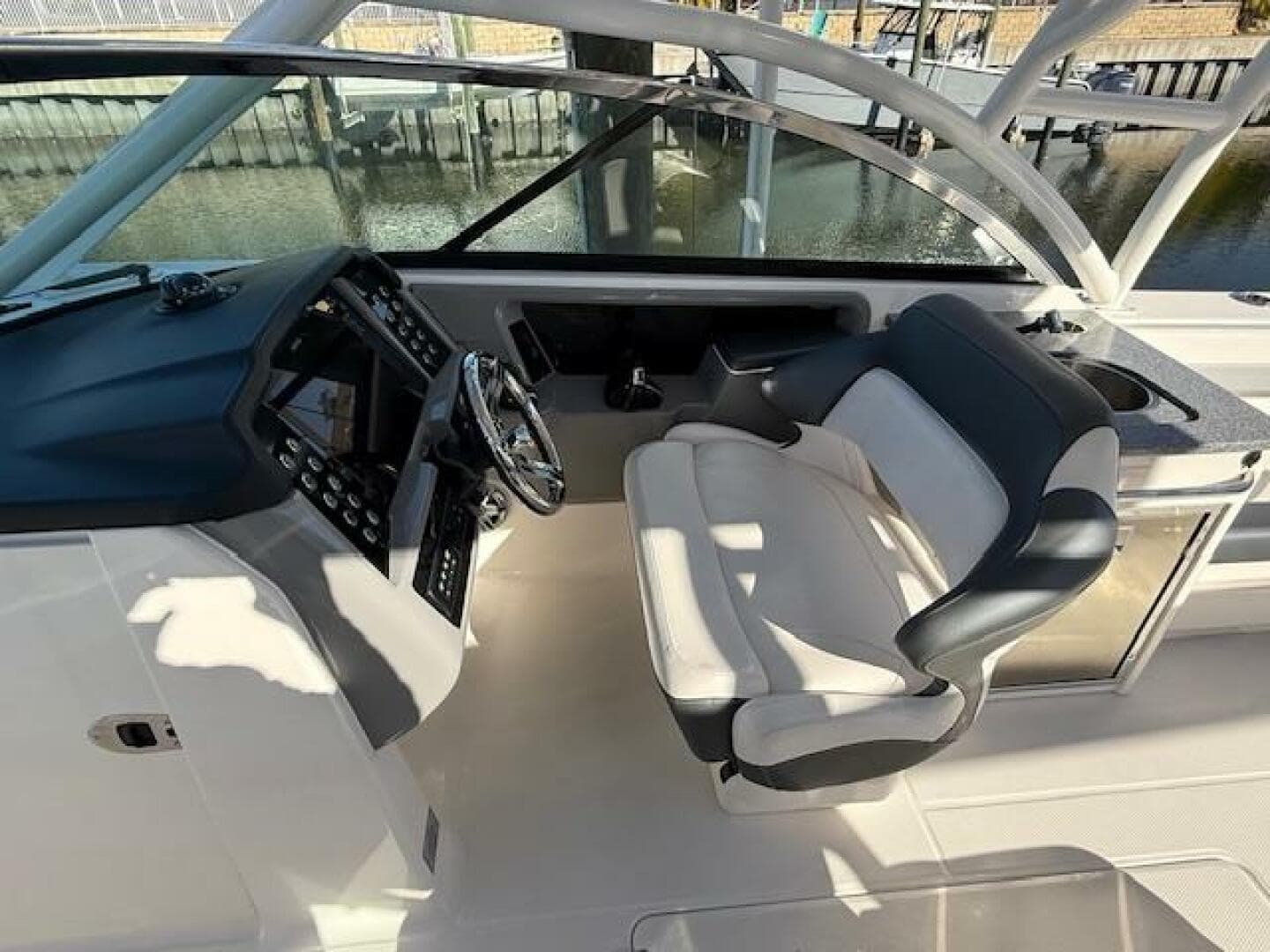 2021 Robalo R317 — photo 2