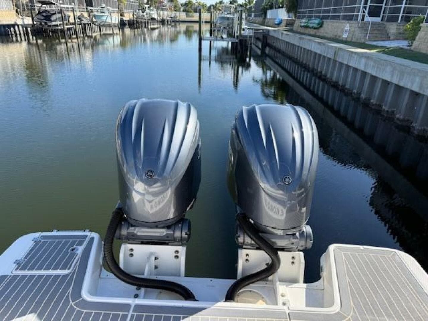 2021 Robalo R317 — photo 10