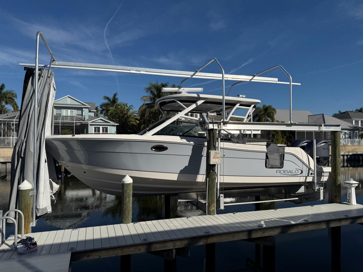 2021 Robalo R317 — photo 26