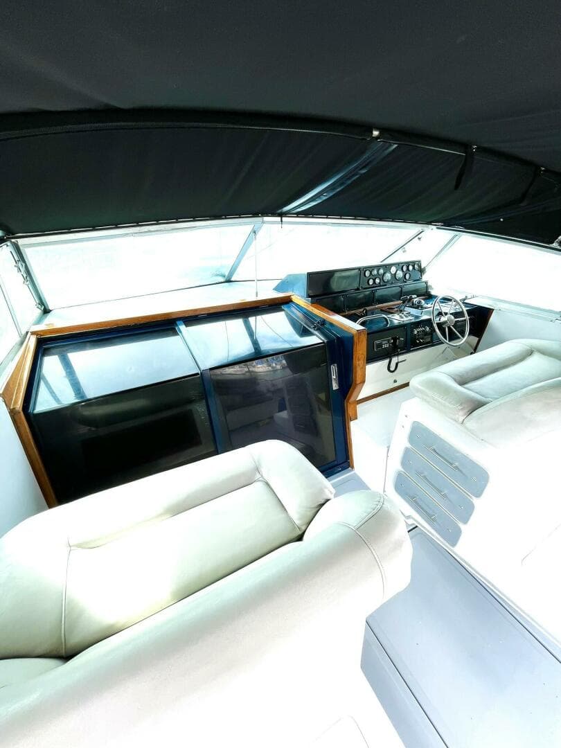 1989 Sea Ray 390 Express Cruiser — photo 3