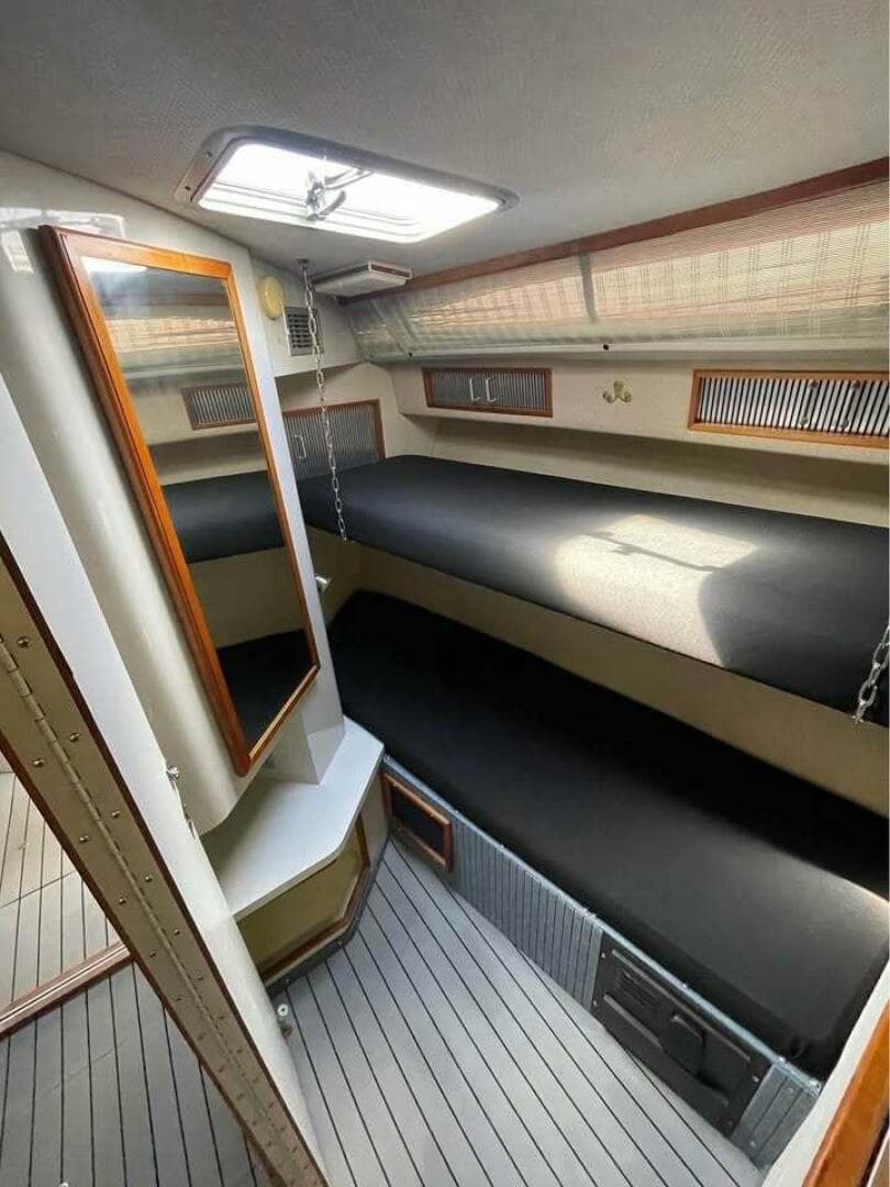 1989 Sea Ray 390 Express Cruiser — photo 8