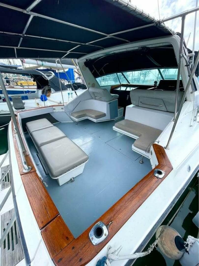 1989 Sea Ray 390 Express Cruiser — photo 4
