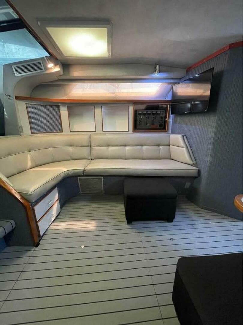 1989 Sea Ray 390 Express Cruiser — photo 6