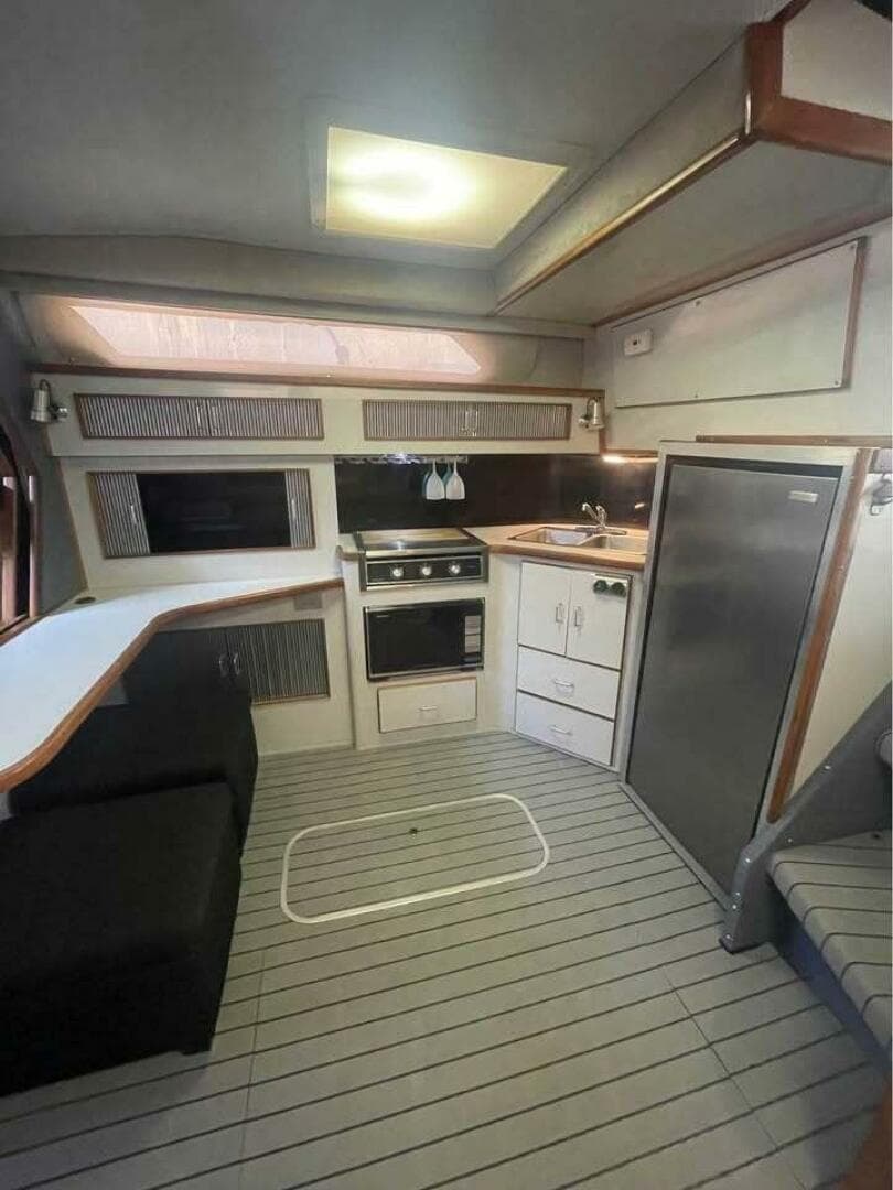 1989 Sea Ray 390 Express Cruiser — photo 5