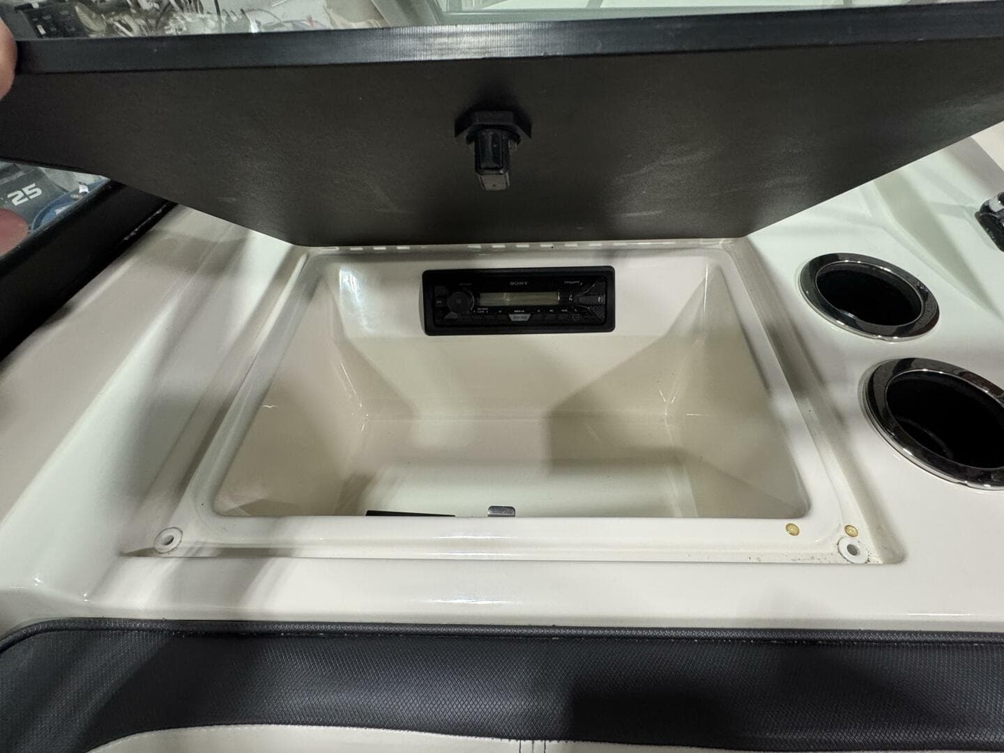 2016 Sea Ray 210 Spx-OB — photo 23