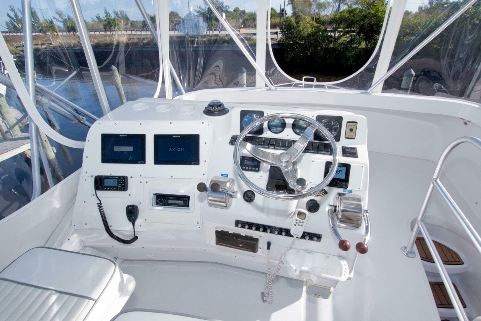 1998 Luhrs 36 Convertible — photo 26