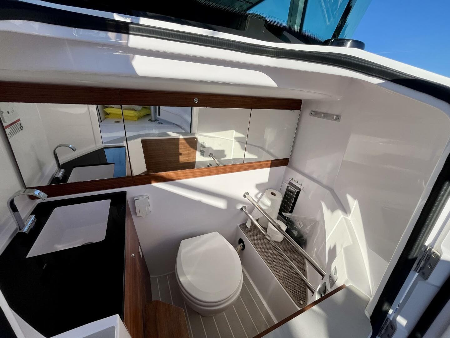 2022 Axopar 28 Cabin With Aft Cabin — photo 10