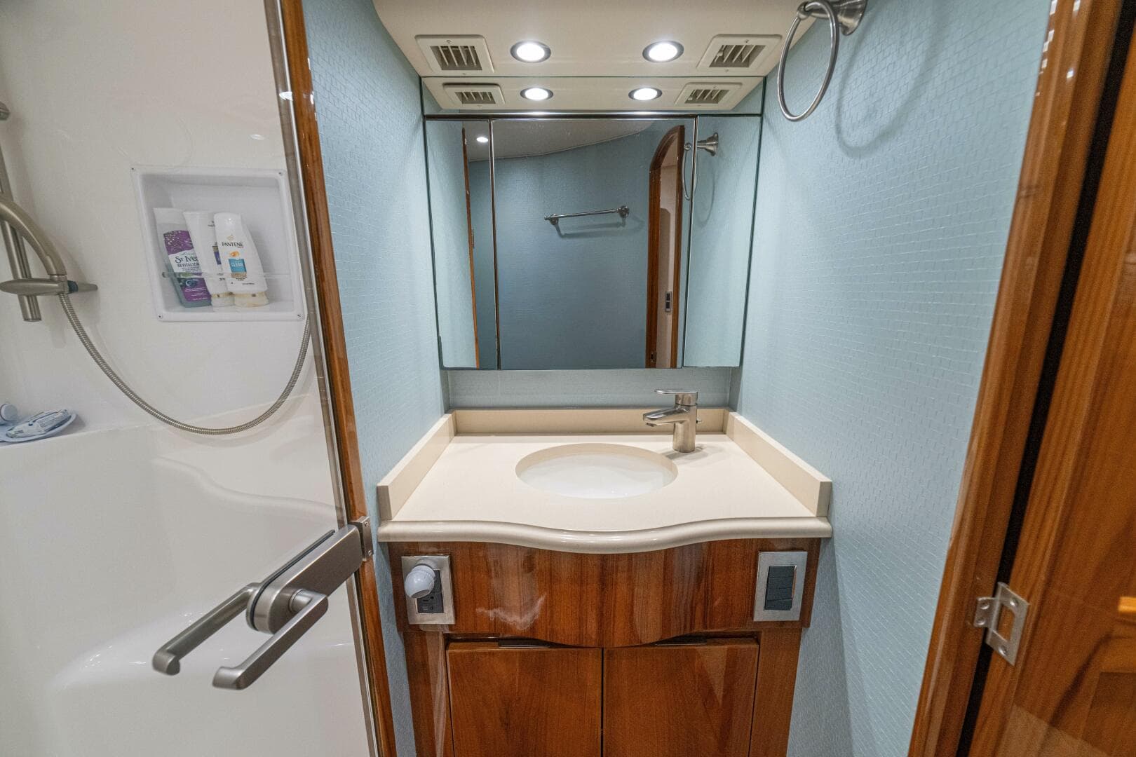 2016 Viking 66 Convertible — photo 54