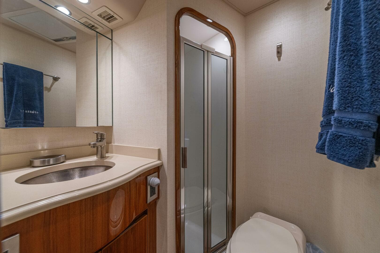 2016 Viking 66 Convertible — photo 45