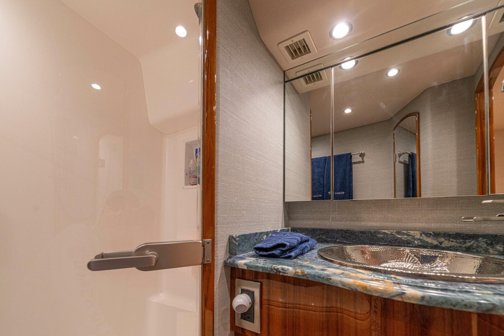 2016 Viking 66 Convertible — photo 39