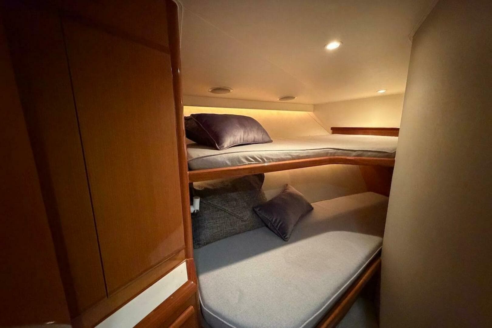 1999 Viking 58 Convertible — photo 27