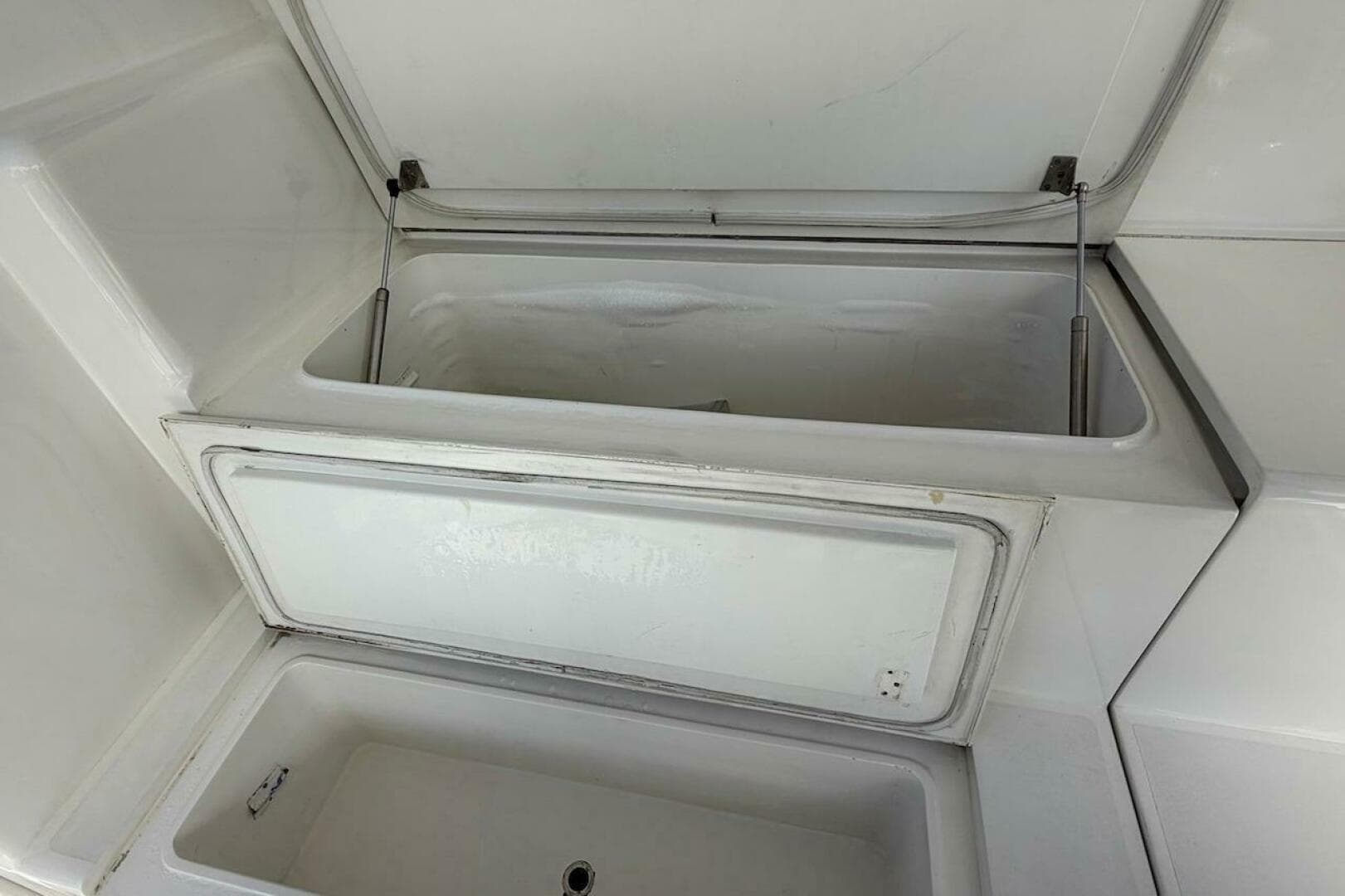 1999 Viking 58 Convertible — photo 8