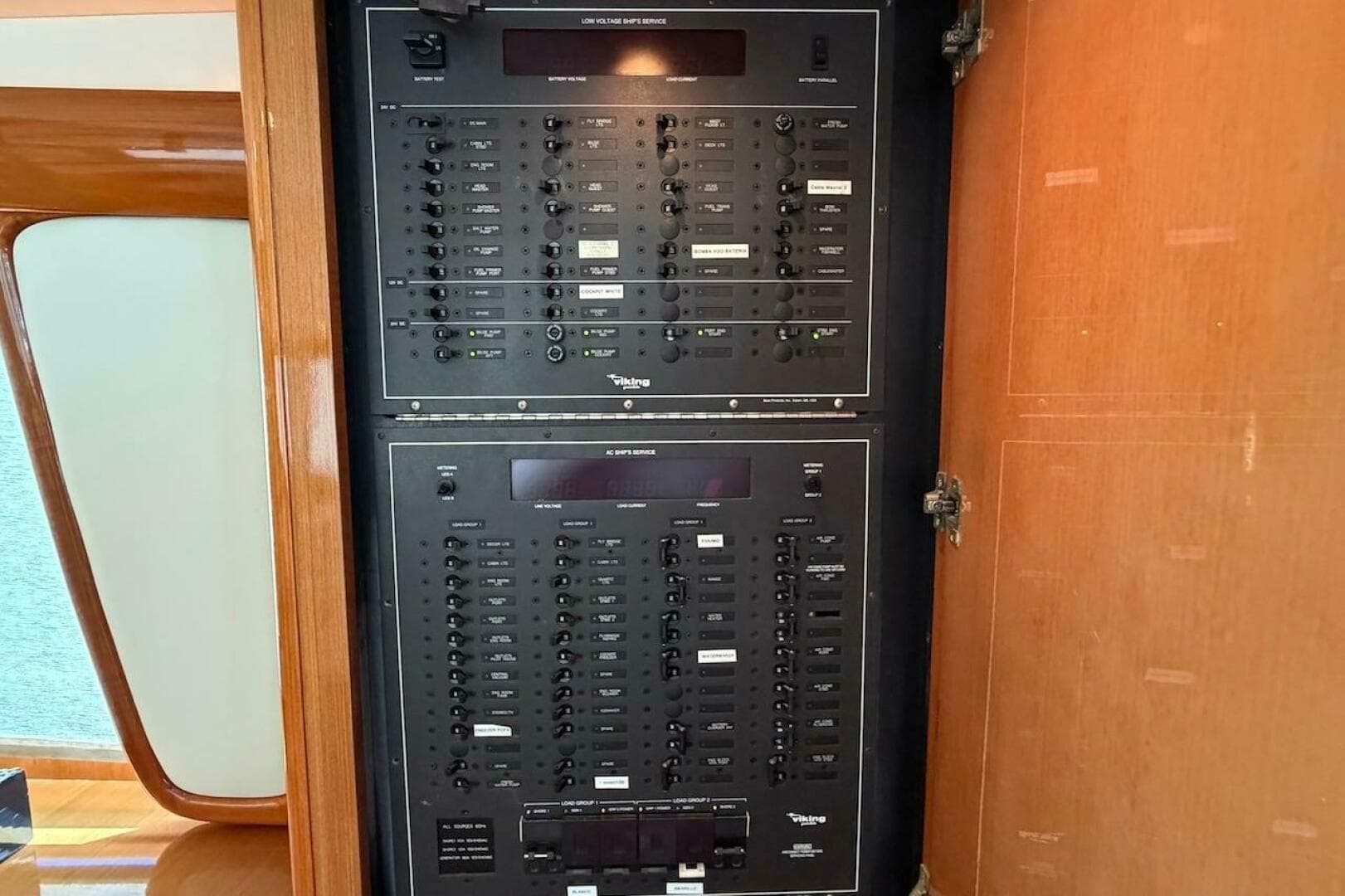 1999 Viking 58 Convertible — photo 17