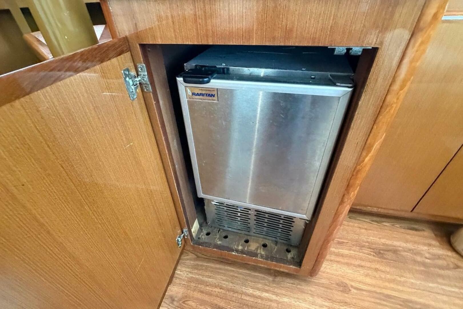 1999 Viking 58 Convertible — photo 16