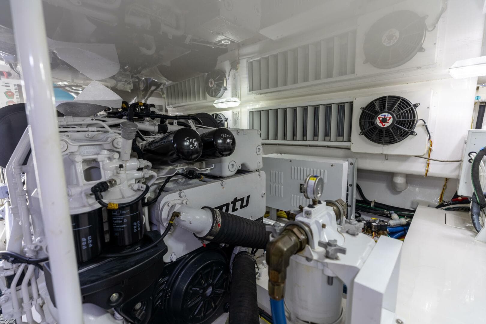 2020 Viking 62 Convertible — photo 47