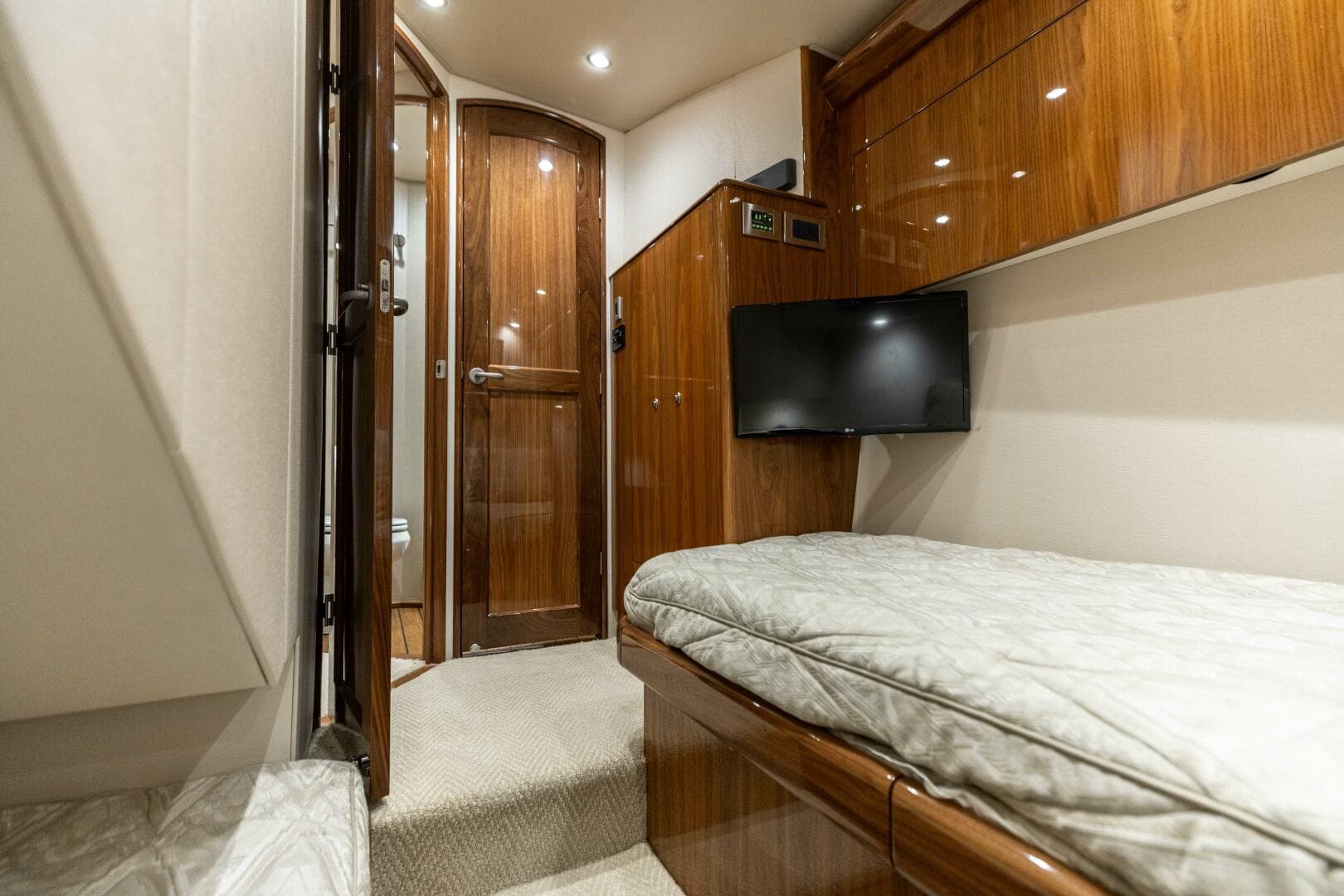 2020 Viking 62 Convertible — photo 23