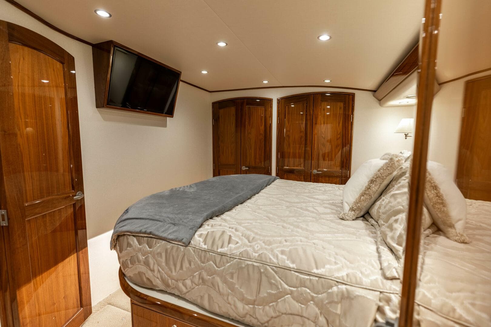 2020 Viking 62 Convertible — photo 16