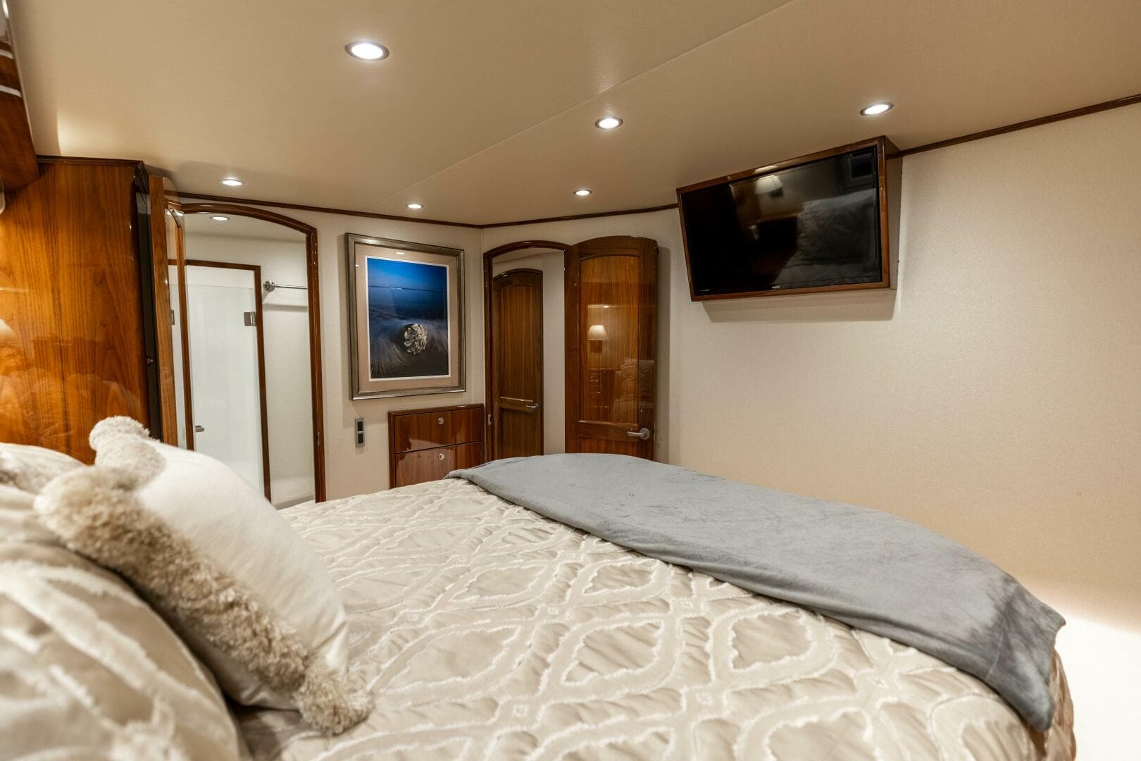 2020 Viking 62 Convertible — photo 17