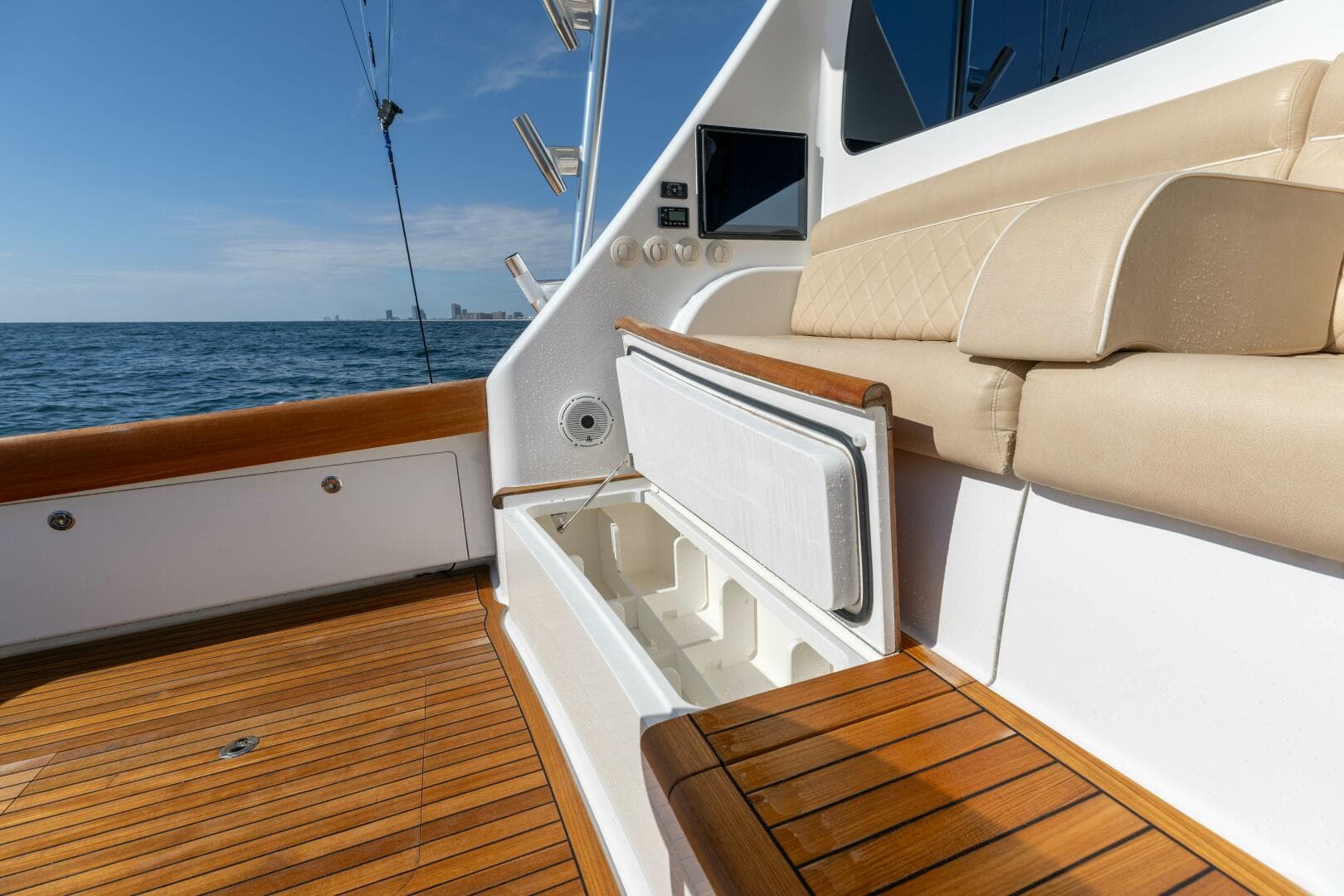 2020 Viking 62 Convertible — photo 36