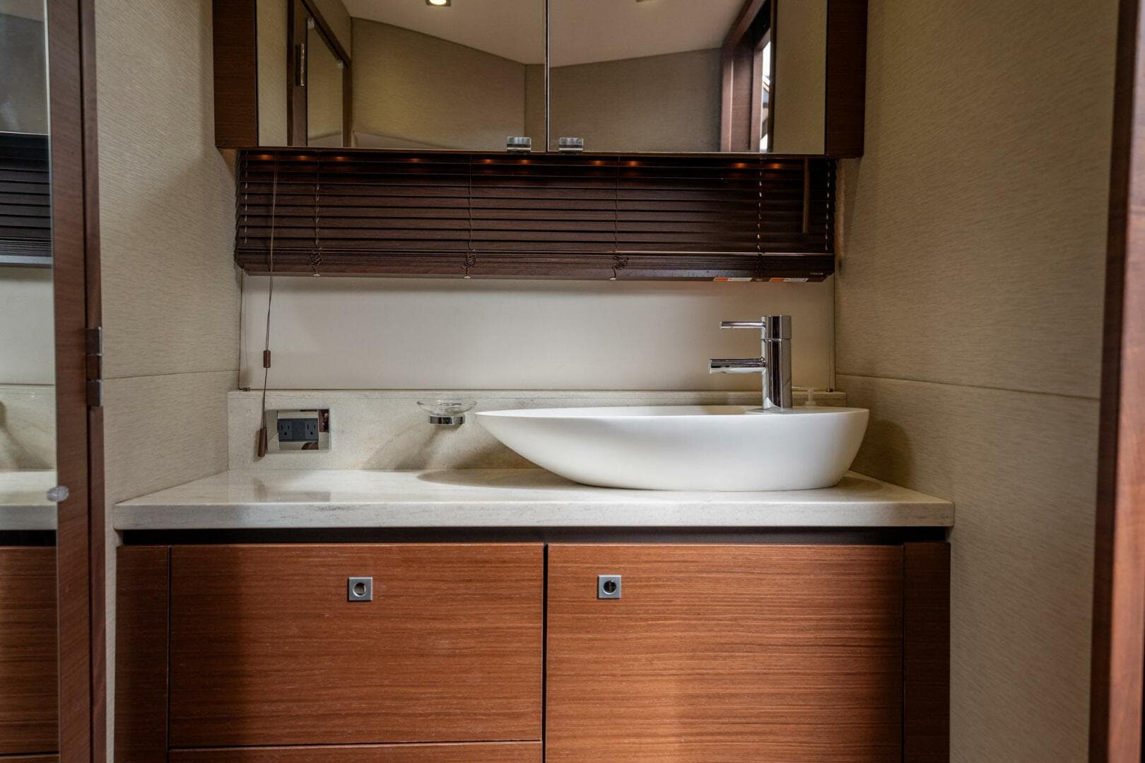 2015 Sea Ray 510 Sundancer — photo 96