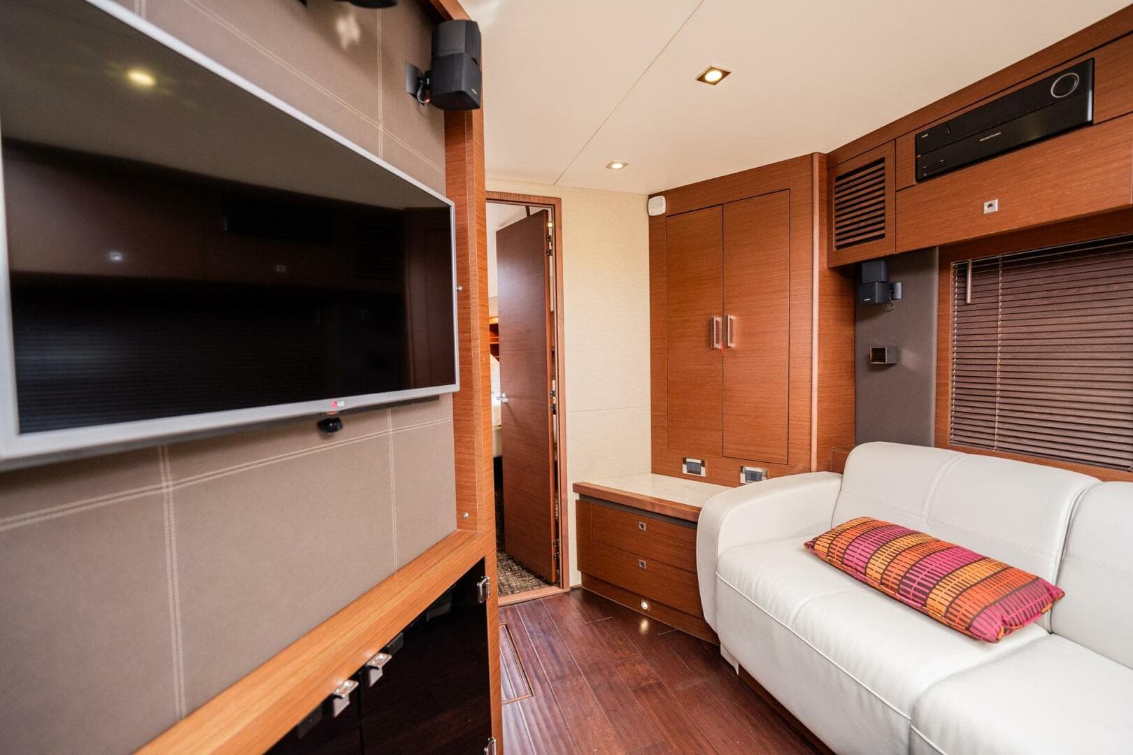 2015 Sea Ray 510 Sundancer — photo 92