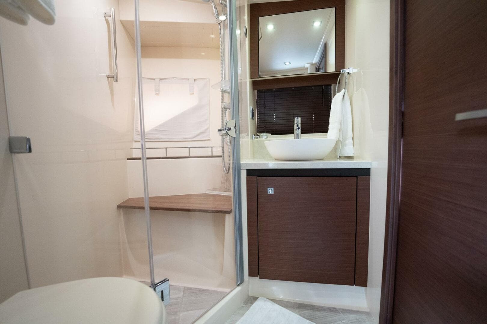 2015 Sea Ray 510 Sundancer — photo 105