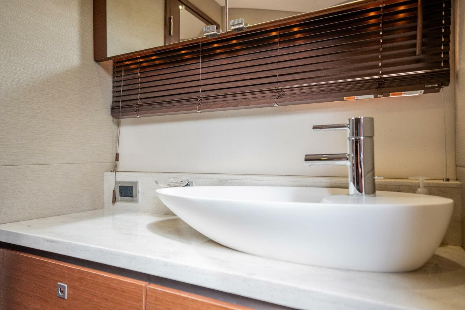 2015 Sea Ray 510 Sundancer — photo 97