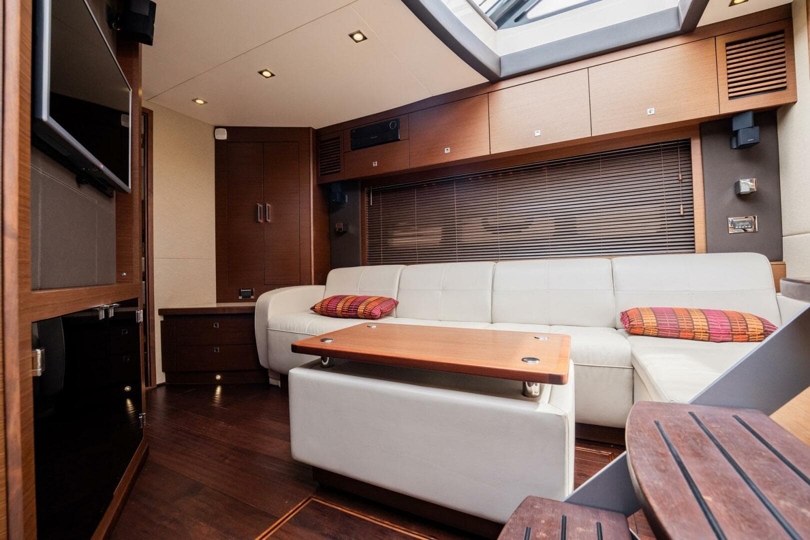 2015 Sea Ray 510 Sundancer — photo 91