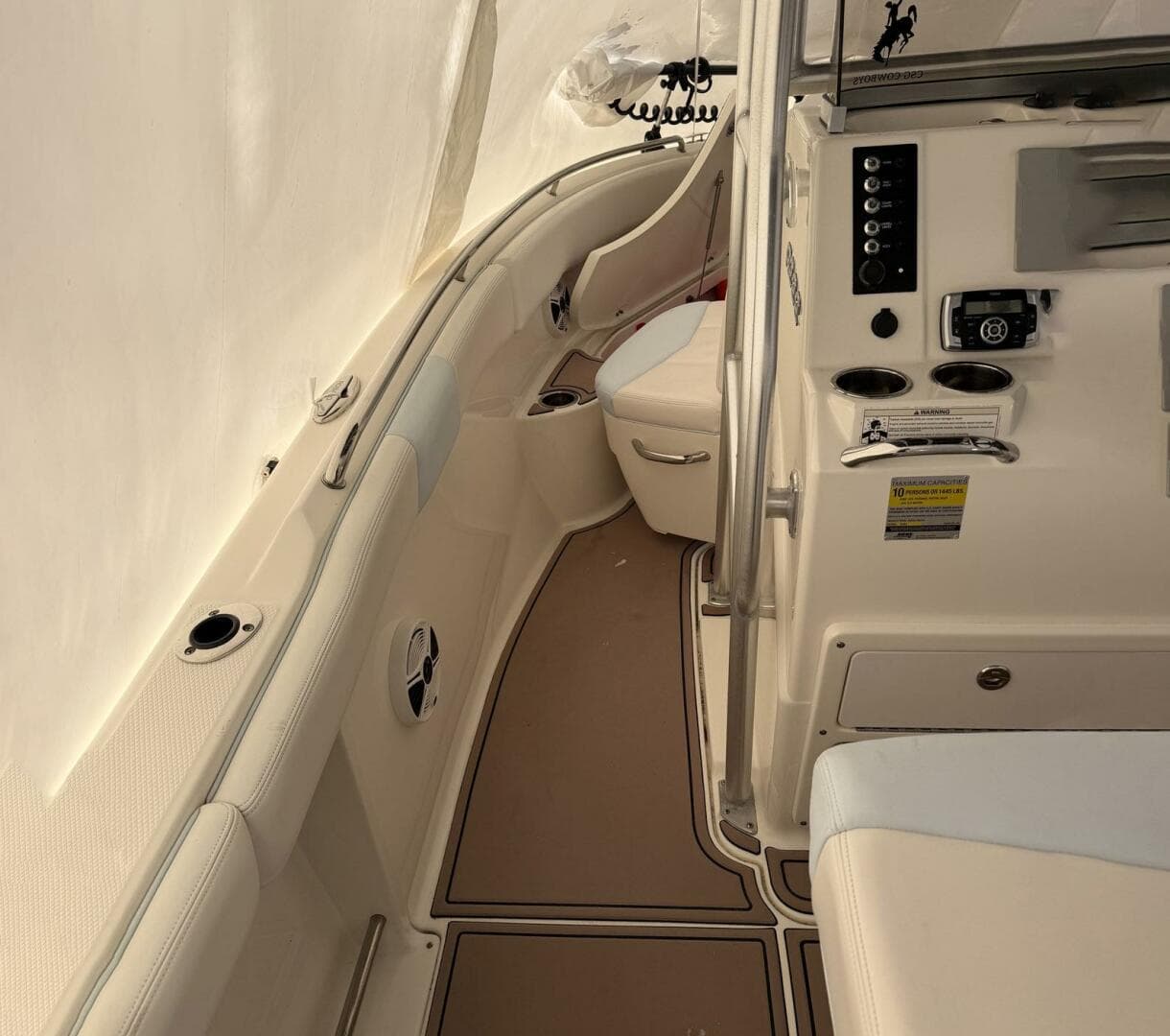 2015 Robalo R222 Center Console — photo 9