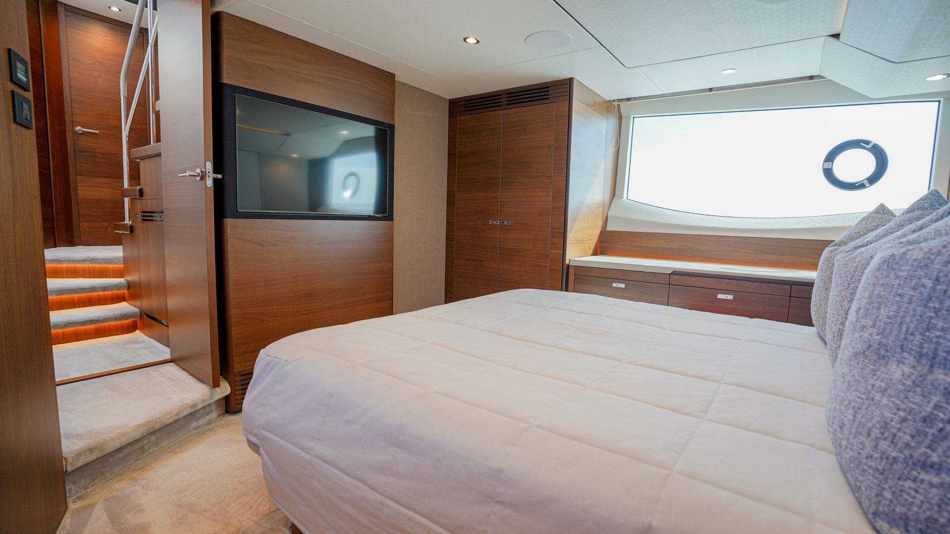 2022 Princess F55 — photo 43