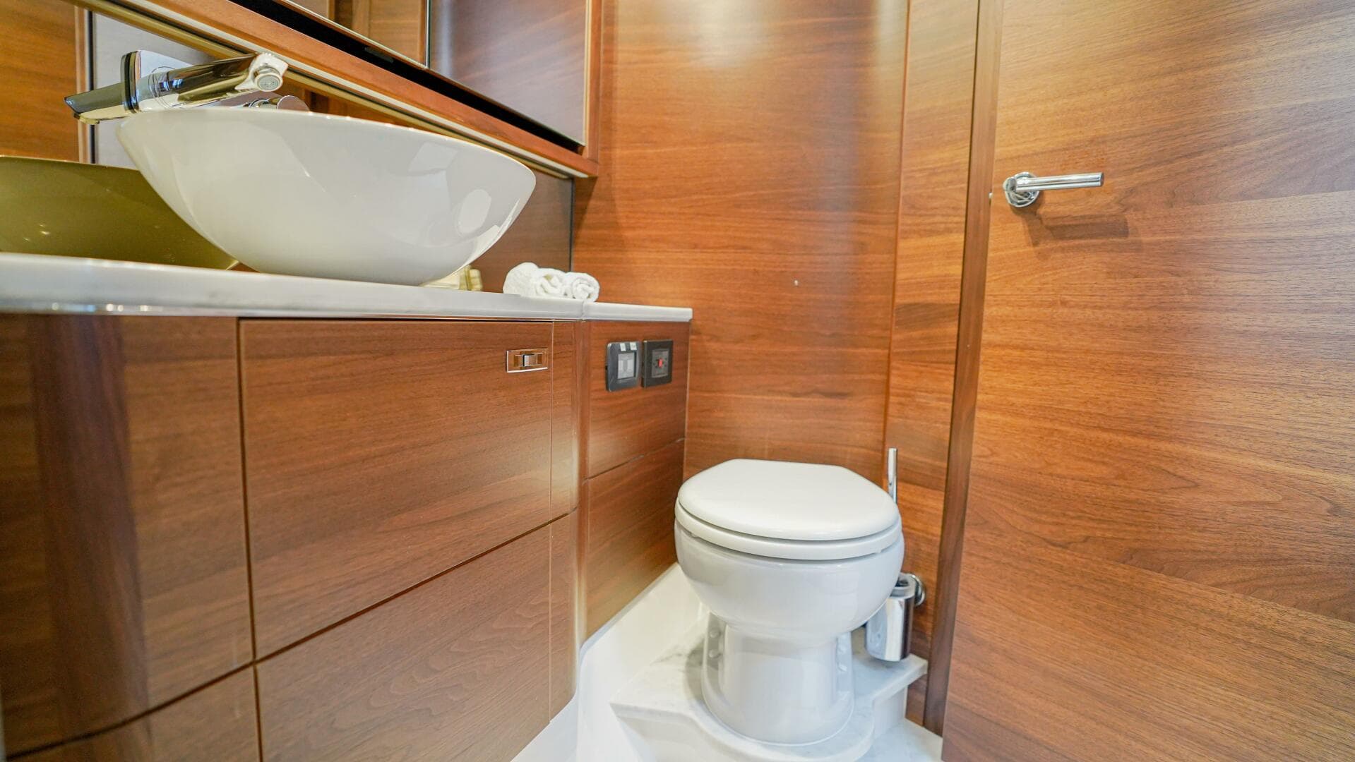 2022 Princess F55 — photo 54