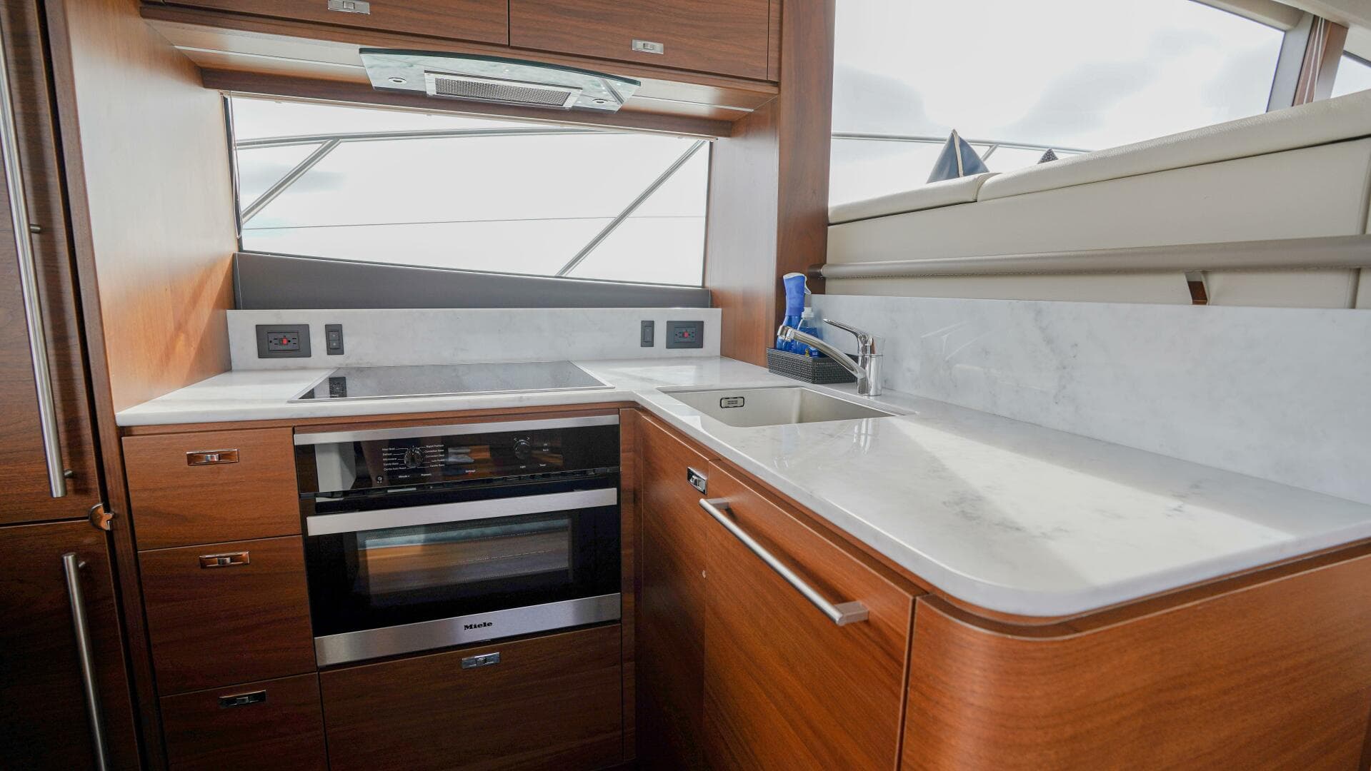 2022 Princess F55 — photo 27