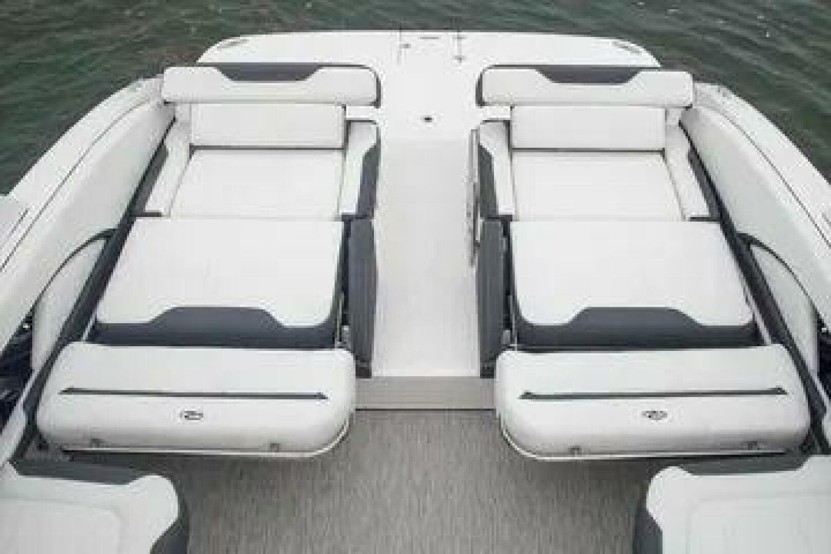 2016 Regal 3200 Bowrider — photo 13