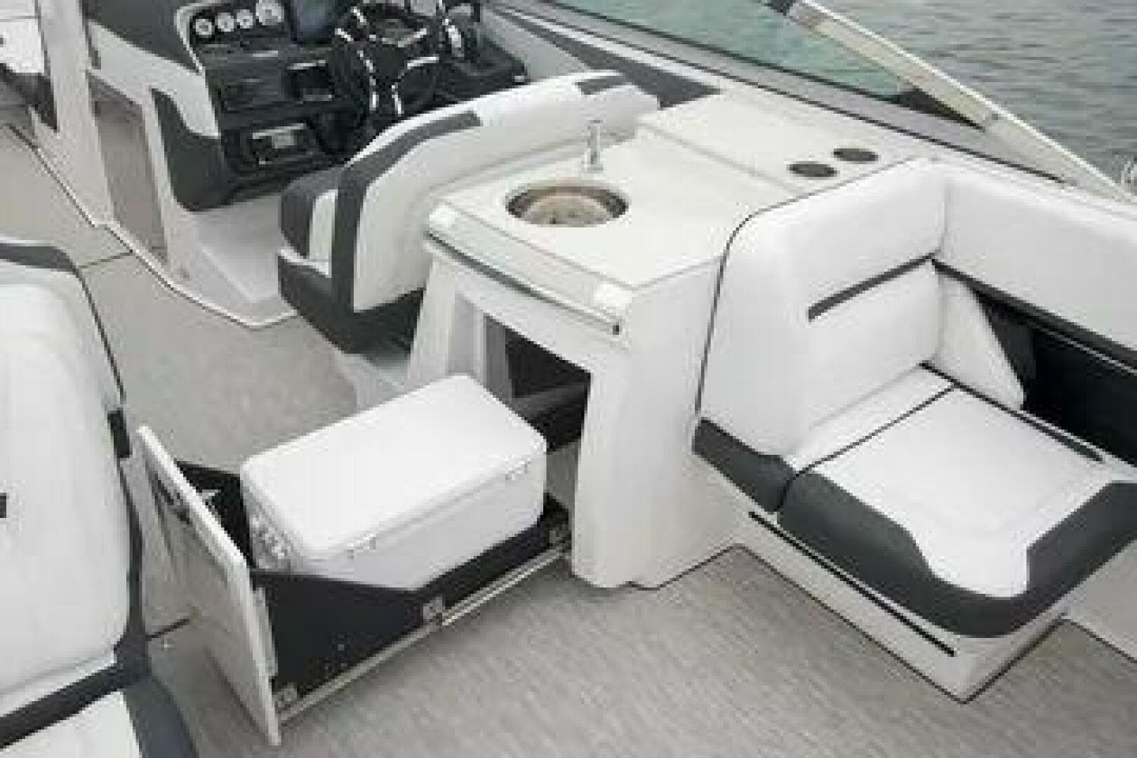 2016 Regal 3200 Bowrider — photo 9