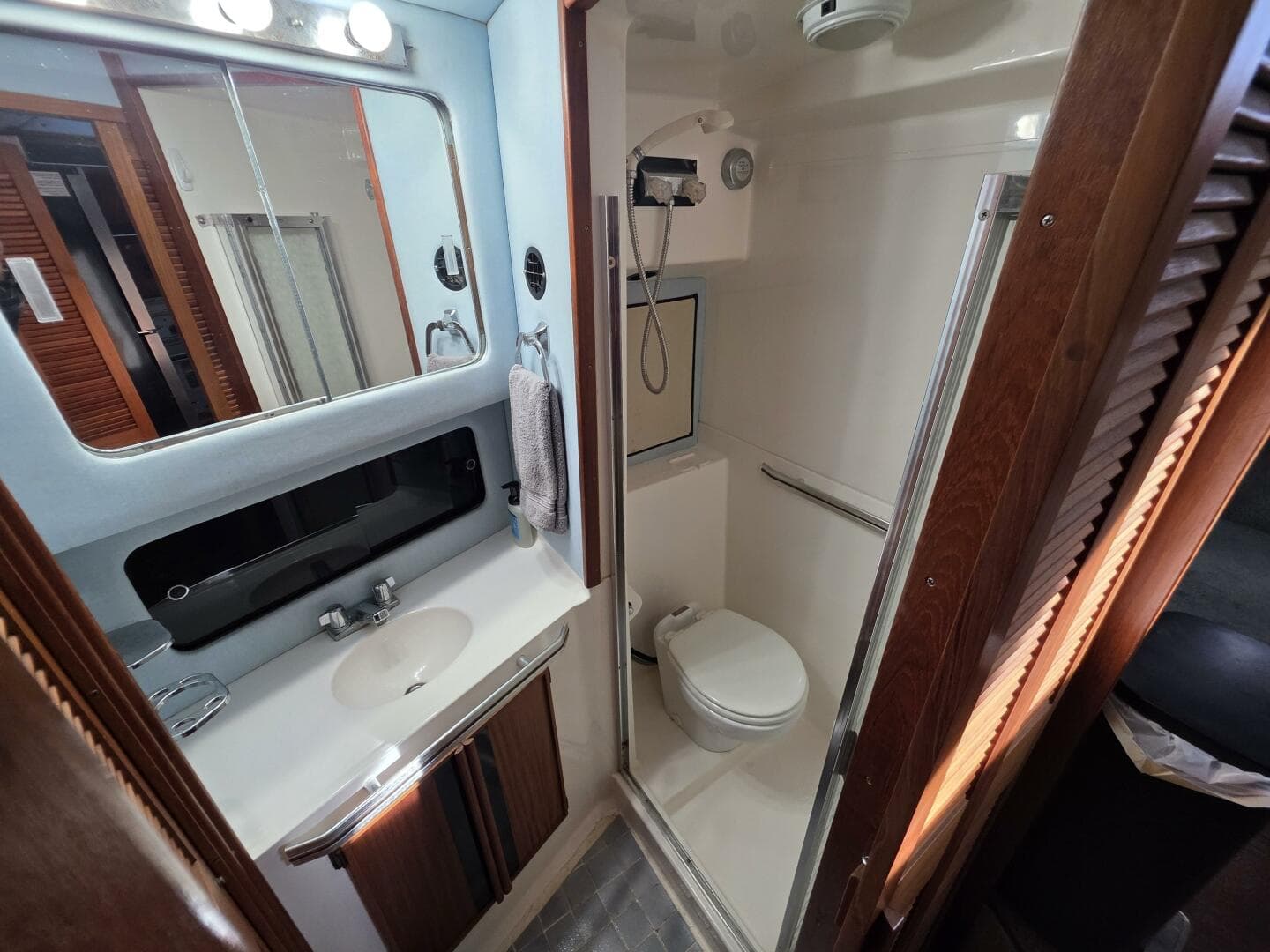 1988 Sea Ray 415 — photo 25