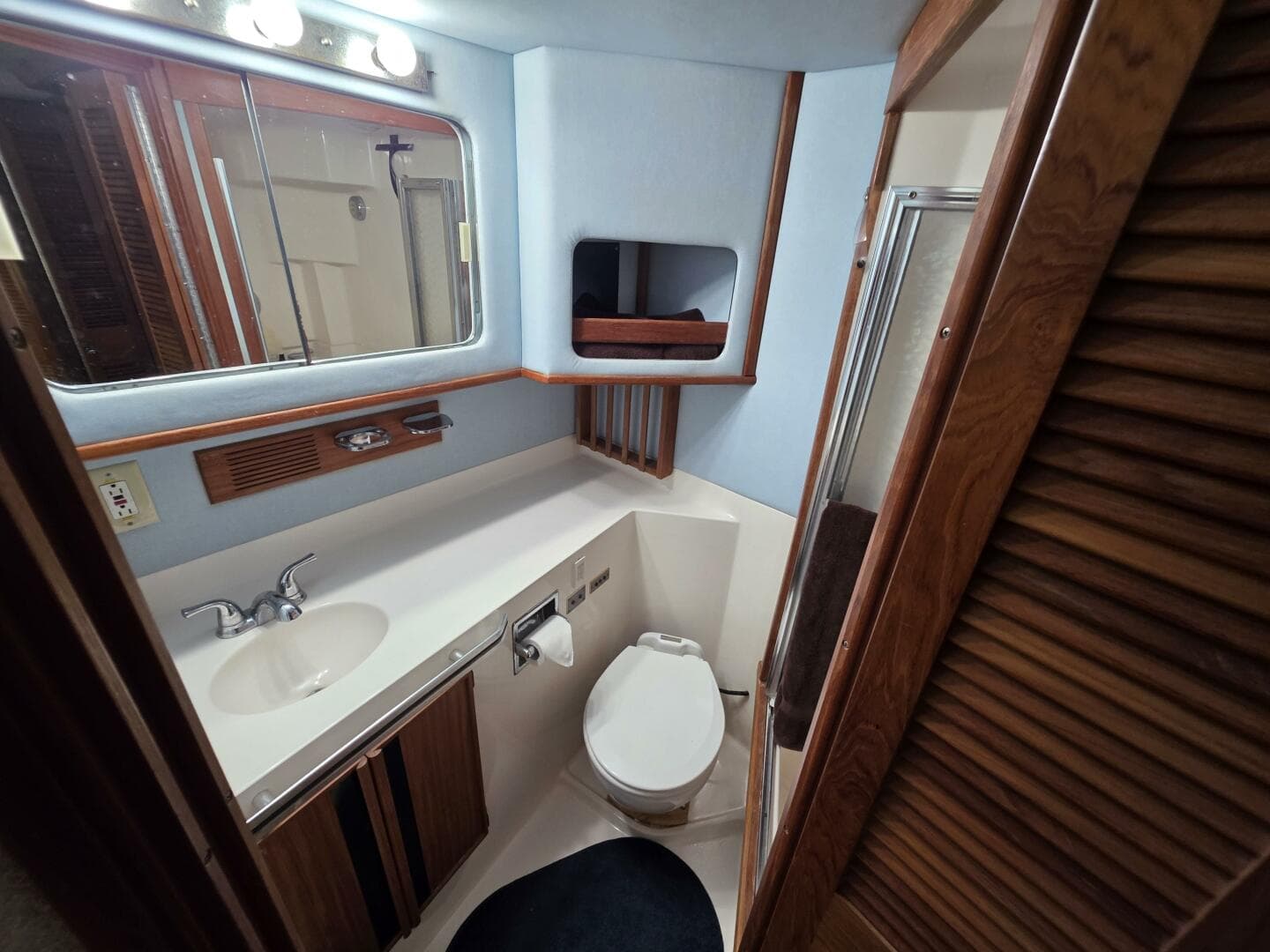 1988 Sea Ray 415 — photo 35