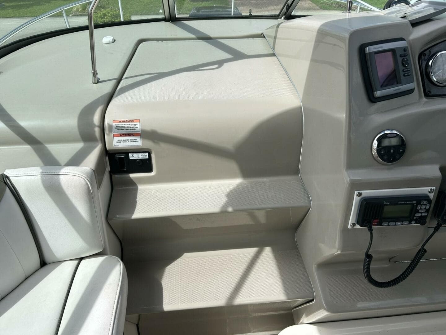 2007 Sea Ray 240 Sundancer — photo 2