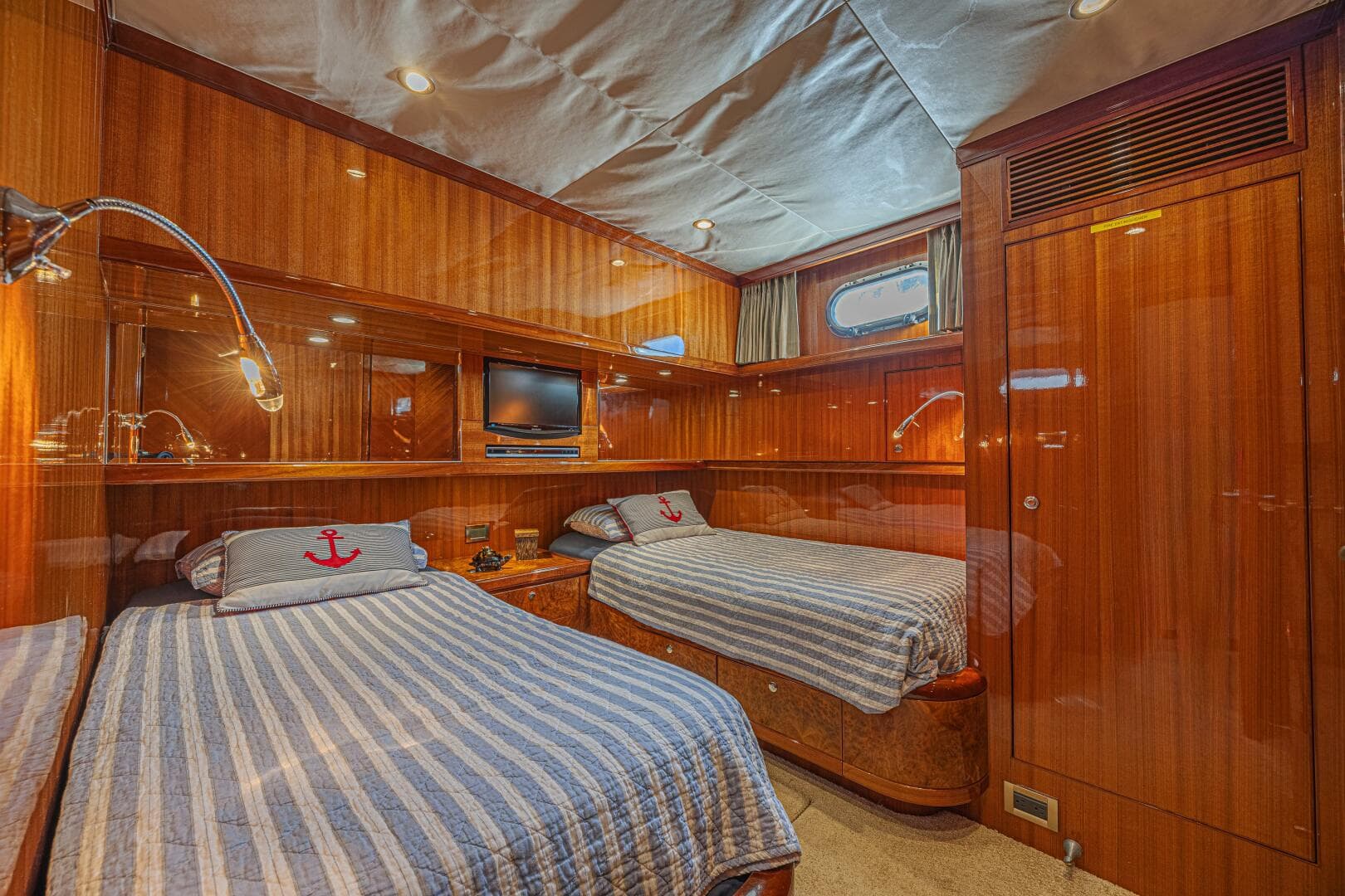 2010 Ocean Alexander 74 — photo 47