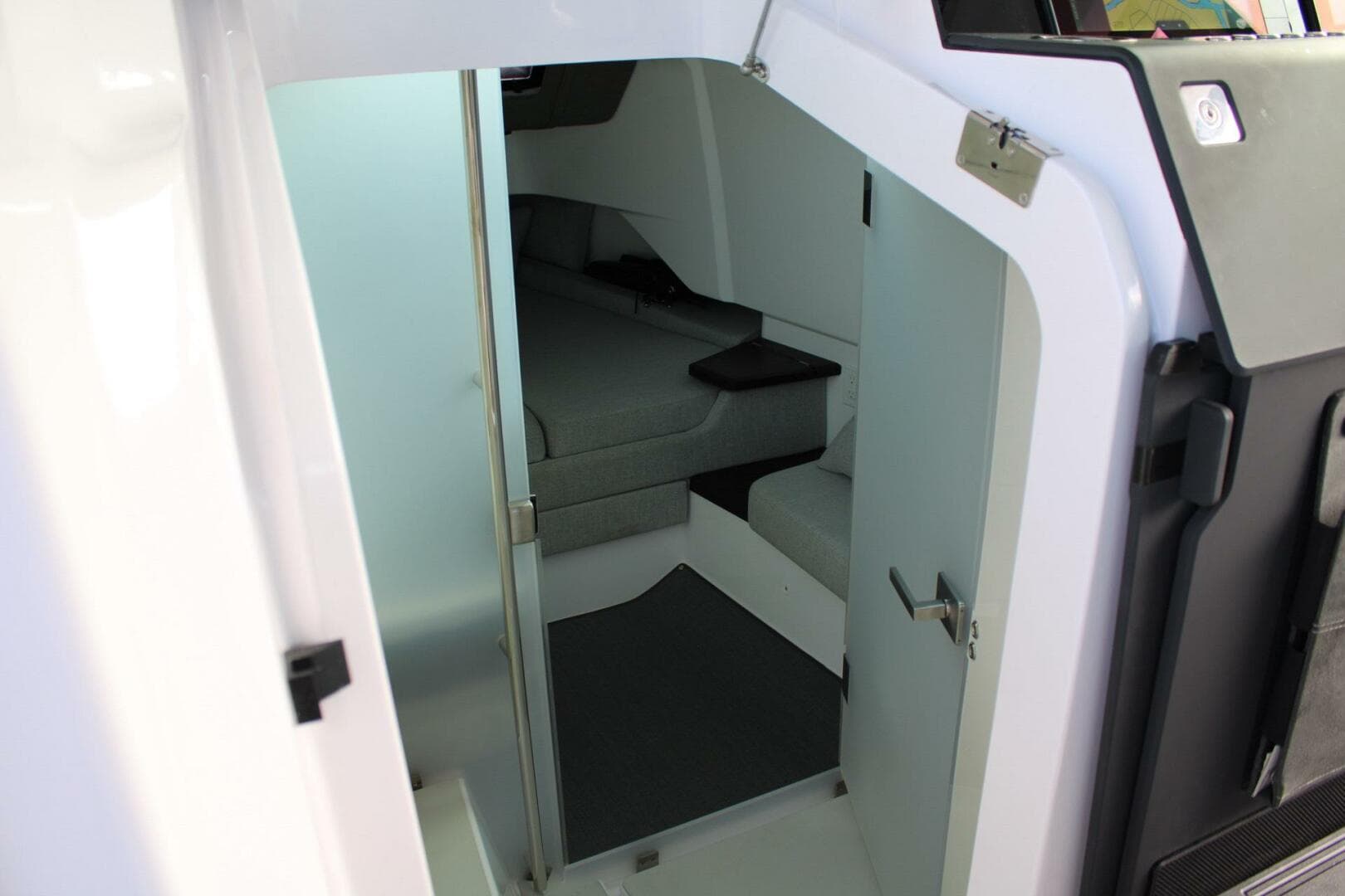 2024 Axopar Cross Cabin — photo 19