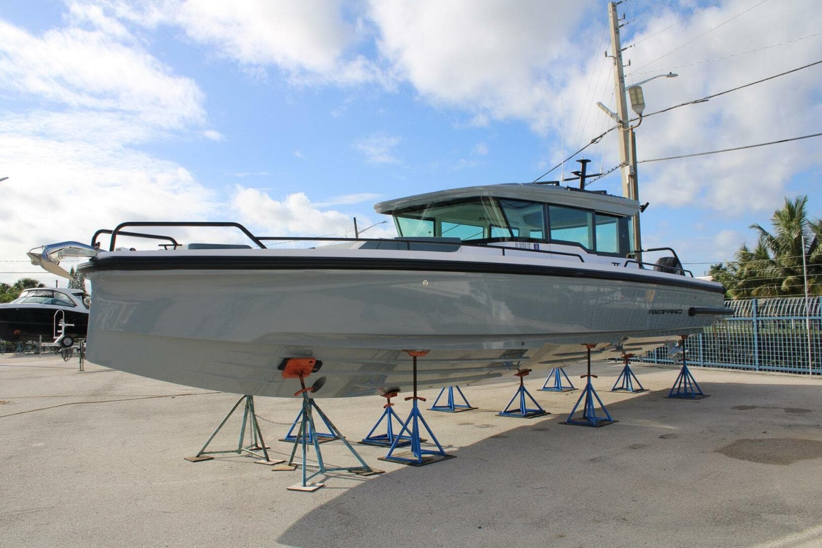 2024 Axopar Cross Cabin — photo 3