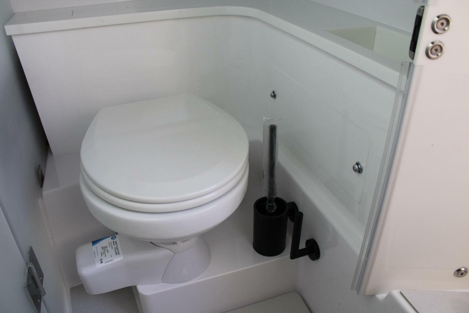 2024 Axopar Cross Cabin — photo 23