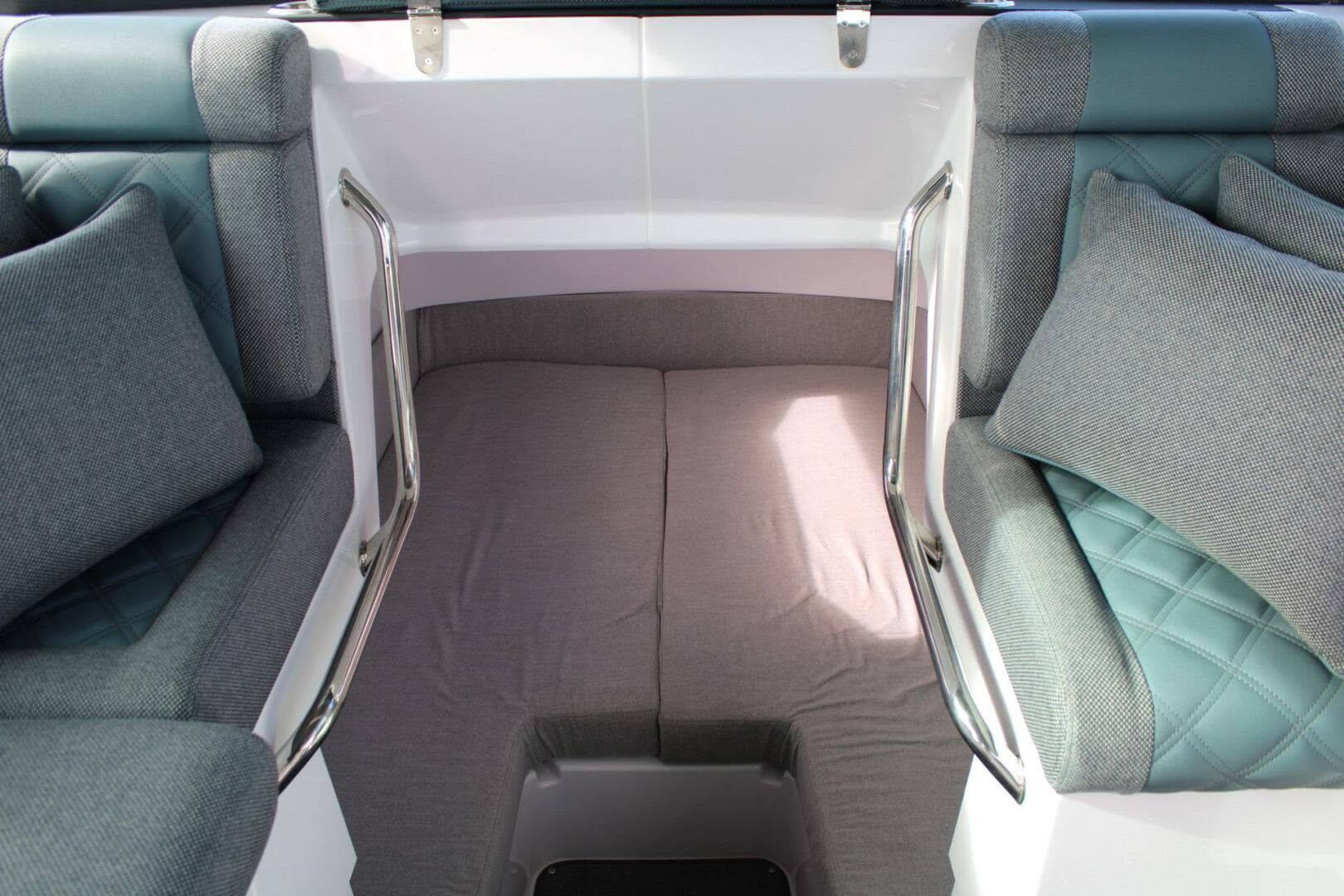 2024 Axopar Cross Cabin — photo 18