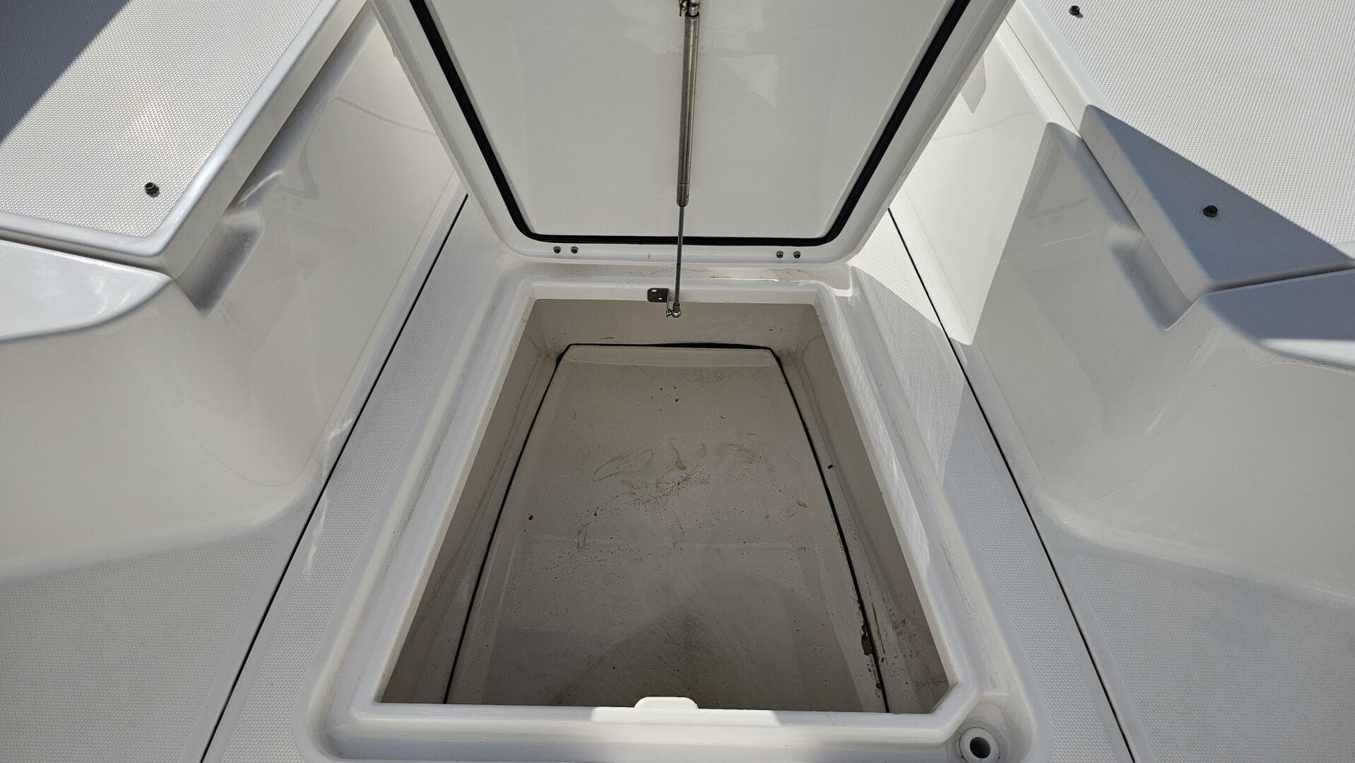 2021 Everglades 273 CC — photo 50