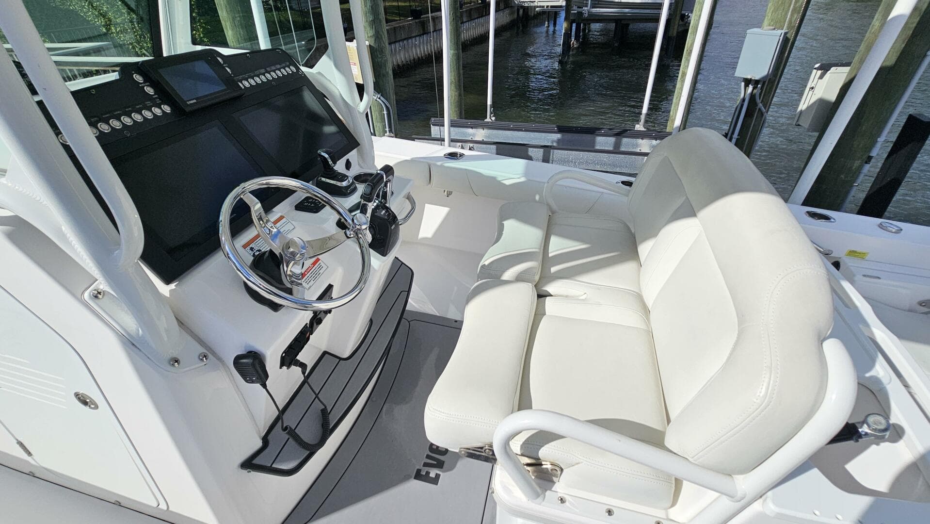 2021 Everglades 273 CC — photo 19