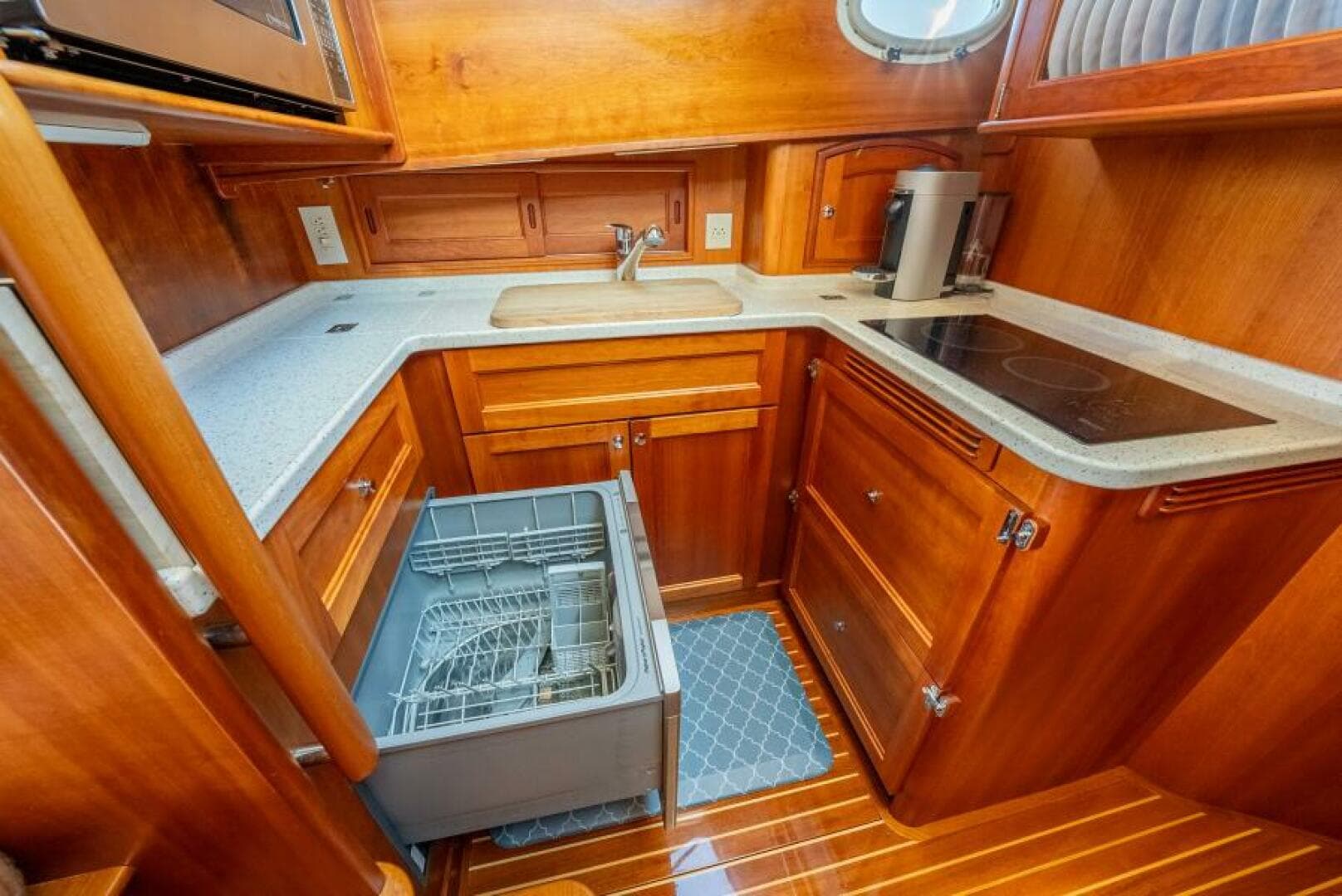 2012 Hinckley Talaria 48 — photo 24