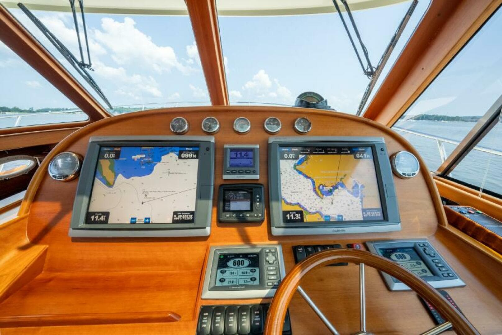 2012 Hinckley Talaria 48 — photo 22