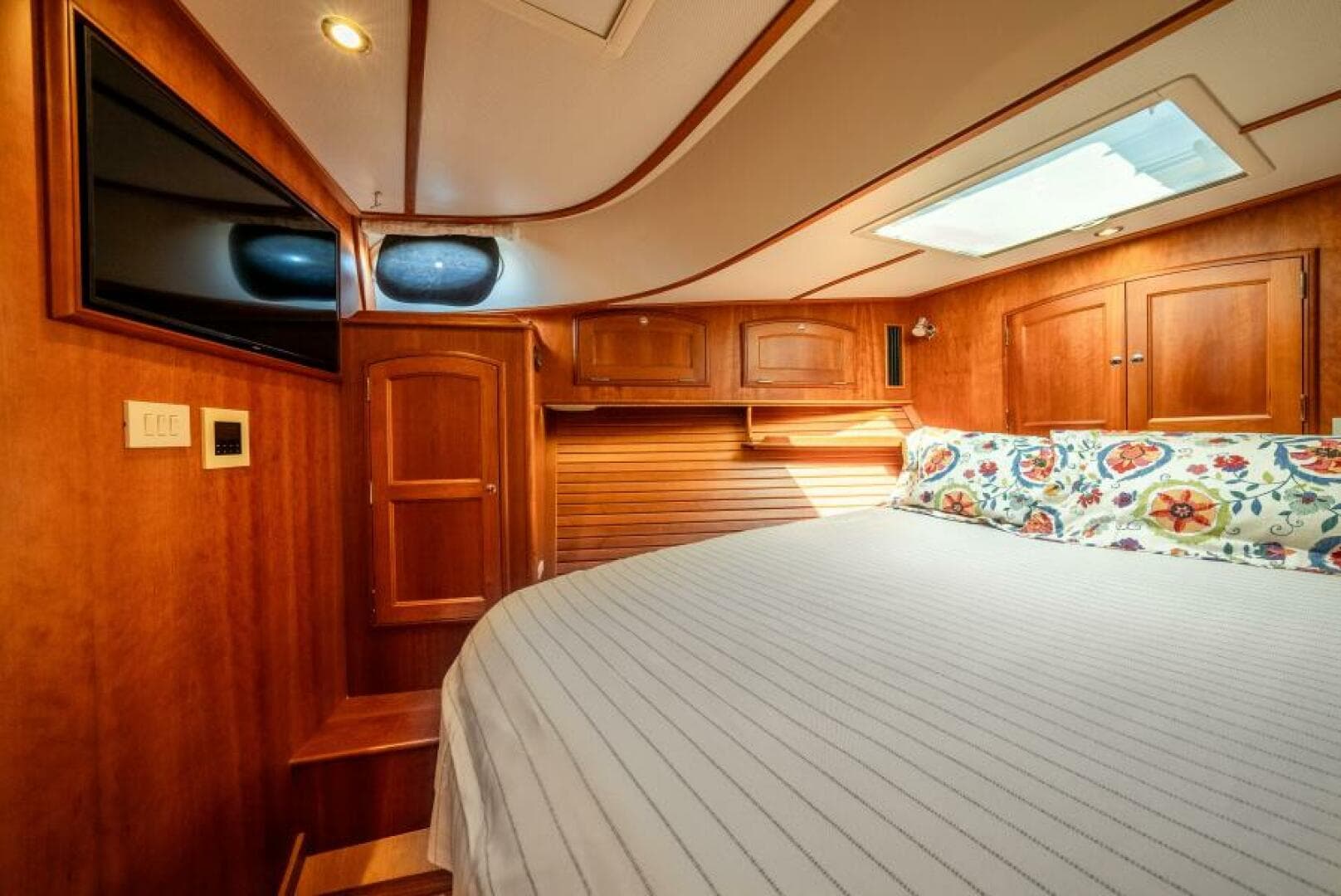 2012 Hinckley Talaria 48 — photo 29