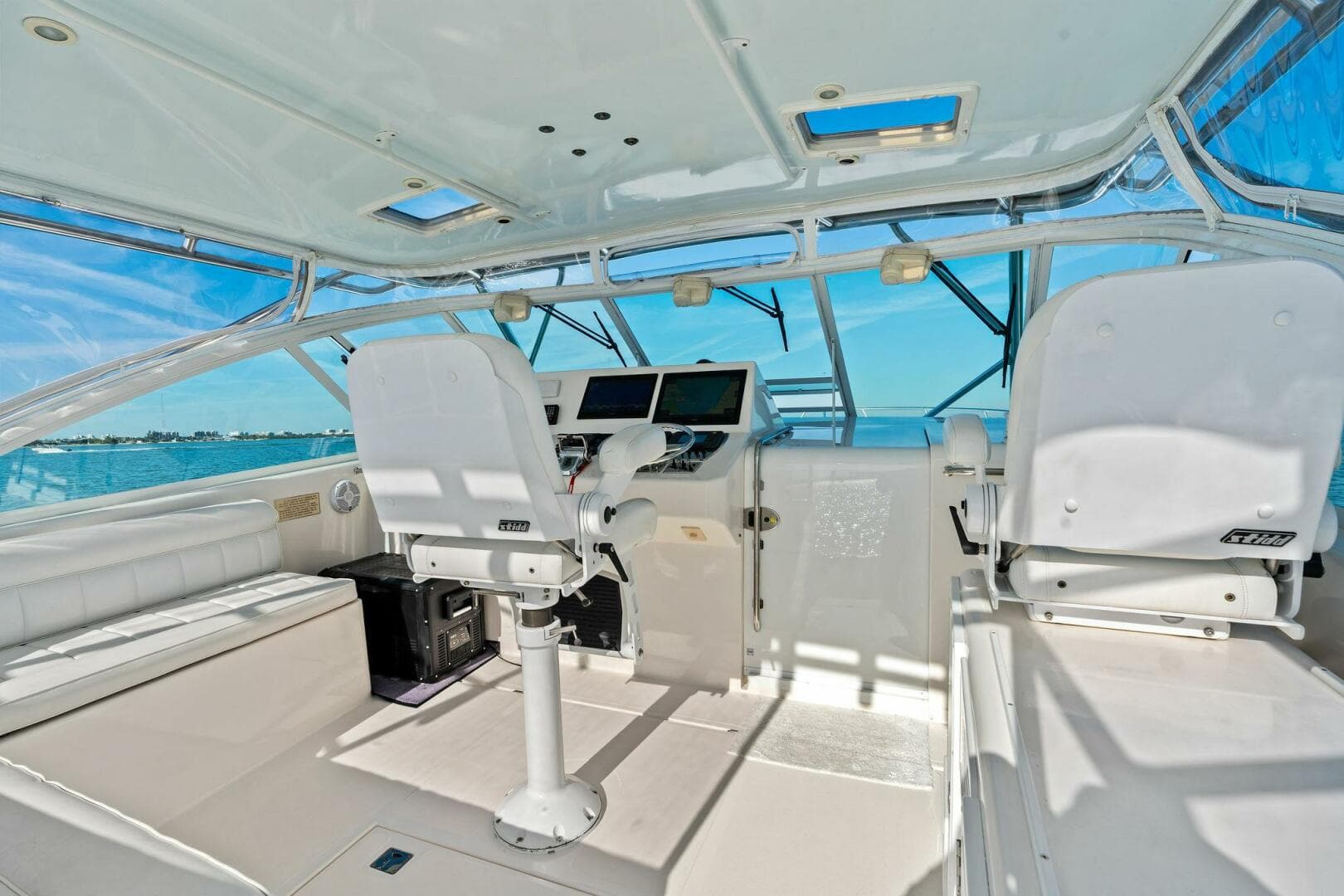 2005 Cabo 40 Express — photo 18